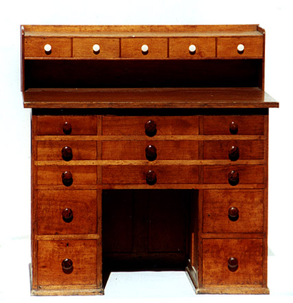 65sewingdesk.JPG (61982 bytes)